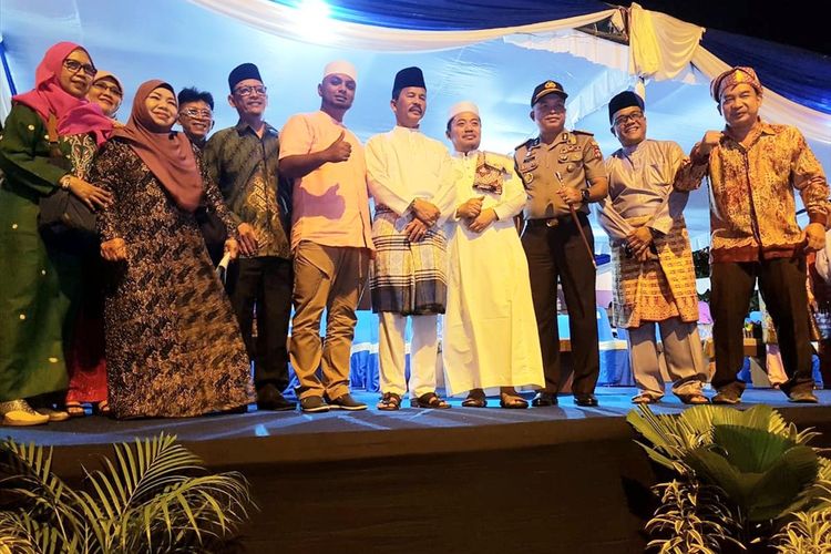 Perayaan pawai malam takbir Idul Adha 1440H/2019 di Batam, Kepulauan Riau terasa berbeda dari tahun-tahun sebelumnya. Pasalnya pada tahun ini, tanpak sejumlah wisatawan mancanegara ikut menyaksikan jalannya pawai takbir tersebut.