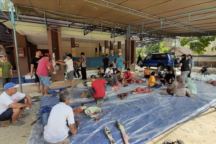 Slamet Riyanto (60) (Kaos Putih) Warga Rt 02 Dusun Jeruksari, Desa Wonosari, Kecamatan Wonosari, Gunungkidul, Yogyakarta, ikut Membantu Memotong daging yang sudah disembelih Minggu (11/8/2019)