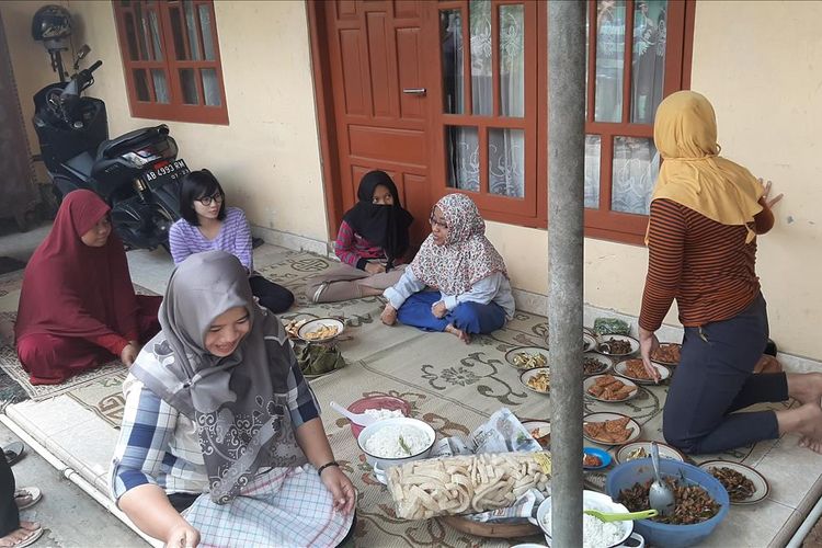 Ibu-ibu RT 02 Dusun Jeruksari Desa Wonosari, Kecamatan Wonosari, Gunungkidul, Saling Membantu Untuk Memasak saat Penyembelihan Hewan Kurban si Mushala Al Haadi