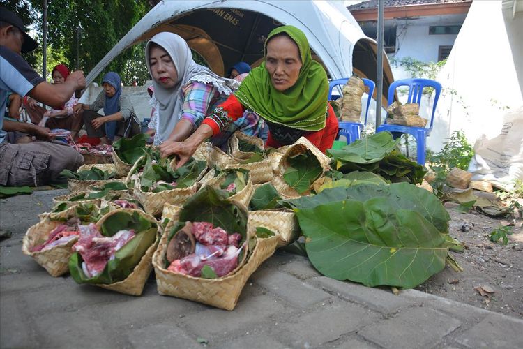 Warga RT 01 RW 01, Kelurahan Kaliwungu, Kecamatan Jombang, Kabupaten Jombang, Jawa Timur, mempersiapkan daging hewan kurban yang akan dibagikan kepada warga setempat, Minggu (11/8/2019).