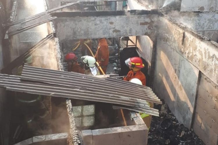 Kebocoran Gas, Rumah di Jalan Kampung Makasar, Jakarta Timur Terbakar, 1 Orang luka Ringan, Senin (12/8/2019).