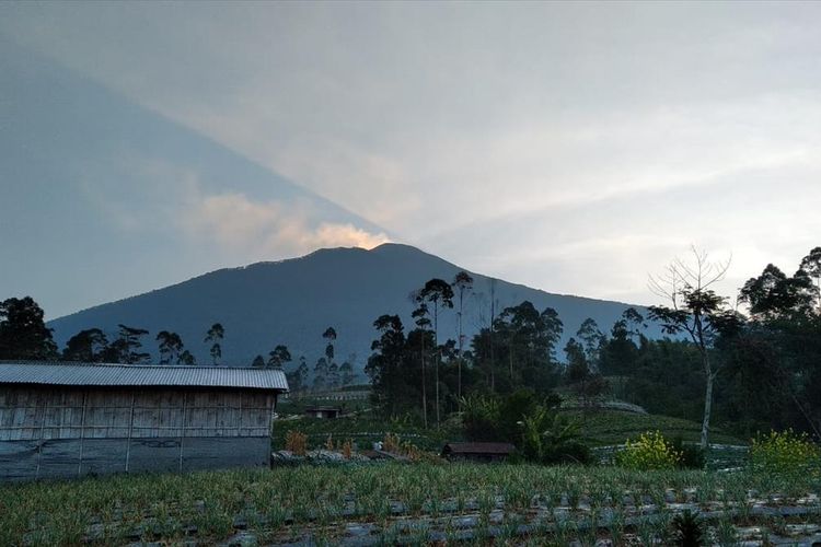 Kondisi Gunung Slamet terlihat dari Bambangan, Kabupaten Purbalingga, Jawa Tengah, Minggu (11/8/2019) sore.