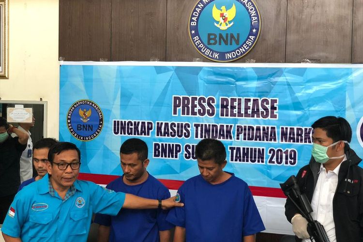 Tiga kurir narkoba yang ditangkap oleh Badan Narkotika Nasional (BNN)Sumatera Selatan lantaran menyelundupkan 23 kilogram sabu dan ribuan butir pil ekstasi, Senin (12/8/2019).