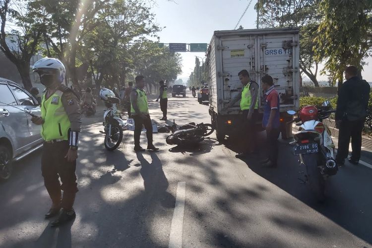 Santoso langsung meninggal di lokasi kejadian, usai motor yang ditumpanginya menabrak truk, kemudian dirinya terjatuh dan lantas ditabrak oleh truk yang lain.
