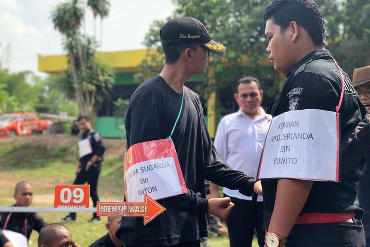 Tersangka AS (16) tersangka kasus penganiayaan WJ (14L siswa SMA Taruna Indonesia ketika menjalani rekontruksi.