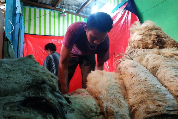 Kulit kambing kurban dikumpulkan di warung milik Parji (53), pengepul kulit hewan kurban di Medan Satria, Bekasi.