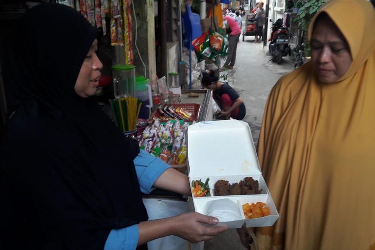Warga Kurang Mampu di Kelurahan Kampung Melayu, Jakarta Timur Terima 300 Paket Olahan Daging Kurban, Senin (12/8/2019).