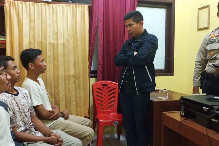 Kapolres Inhu AKBP Dasmin Ginting saat menginterogasi empat pemuda yang diduga mengencingi bendera merah putih yang viral di Instagram, Jumat (9/8/2019). Dok. Polres Inhu