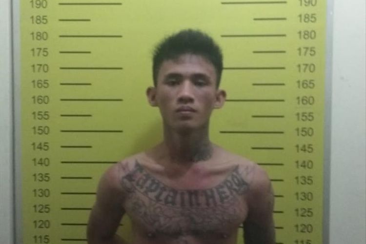 Eko dengan tato bertuliskan Captain Hero ditangkap warga lalu diamankan di Polsek Percut Sei Tuan setelah aksi pencurian sepeda motornya diketahui pemilik sepeda motor.