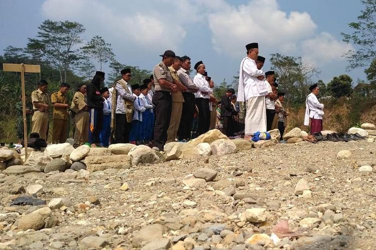 Warga Kecamatan Campaka Mulya, Cianjur, Jawa Barat menggelar shalat istisqa di Sungai Cisokan, Senin (12/08/2019). Warga memohon diturunkan hujan menyusul kemarau panjang yang tengah melanda wilayahnya dalam lima bulan terakhir.
