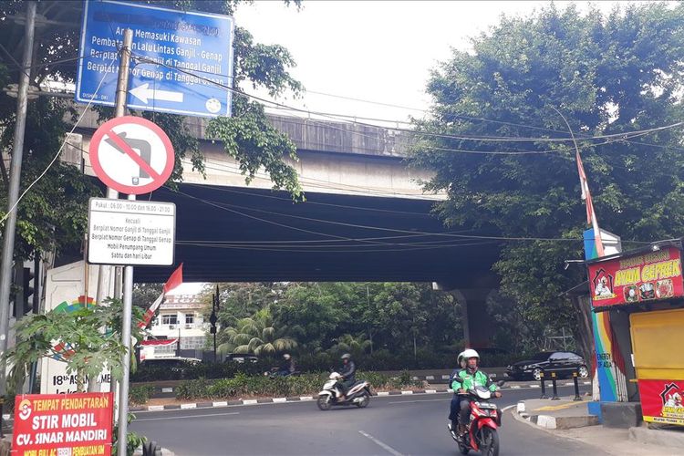 Rambu larangan di kawasan pemberlakuan sistem ganjil genap di Jakarta Timur, Senin (12/8/2019).