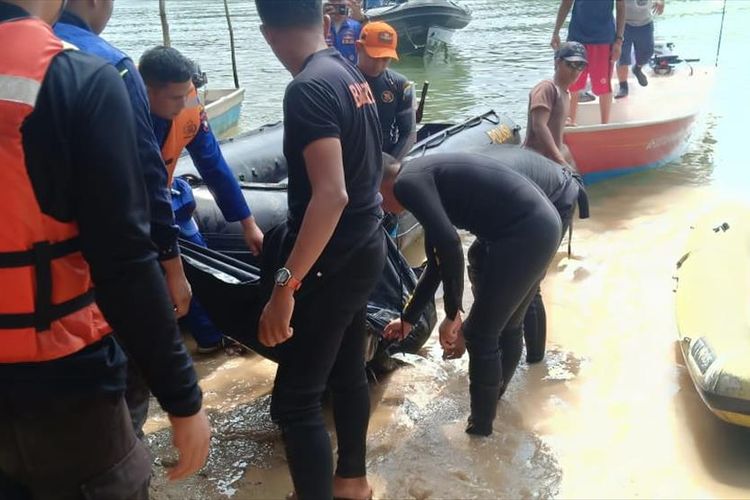 Bambang (15) seorang pemuda Batam yang berkunjung ke jembatan Nongsa Pura dilaporkan tenggelam dan hilang sekitar pukul 17.30 WIB, Minggu (11/8/2019) kemarin, akhirnya berhasil ditemukan.