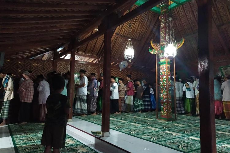 Umat Islam pengikut Aboge bersalaman sesuau shalat Idul Adha di Masjid Saka Tunggal, Desa Cikakak, Kecamatan Wangon, Kabupaten Banyumas, Jawa Tengah, Selasa (13/8/2019).