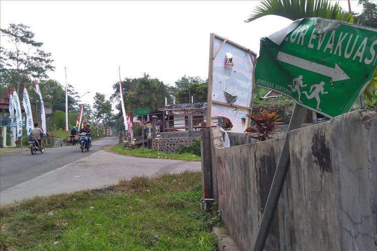 Rambu jalur evakuasi erupsi Gunung Slamet di Desa Gandatapa, Kecamatan Sumbang, Kabupaten Banyumas, Jawa Tengah, rusak.