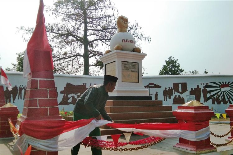 Idris tengah merapikan bendera di area Monumen Kebulatan Tekad, Rengasdengklok, Karawang, Selasa (13/8/2019)