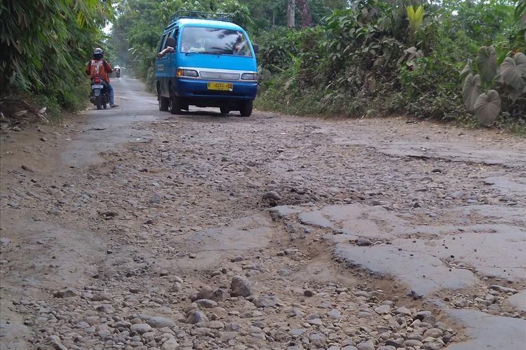Jalan penghubung Desa Sikapat-Gandatapa, Kecamatan Sumbang, Kabupaten Banyumas, Jawa Tengah yang digunakan sebagai salah satu jalur evakuasi erupsi Gunung Slamet kondisinya rusak.