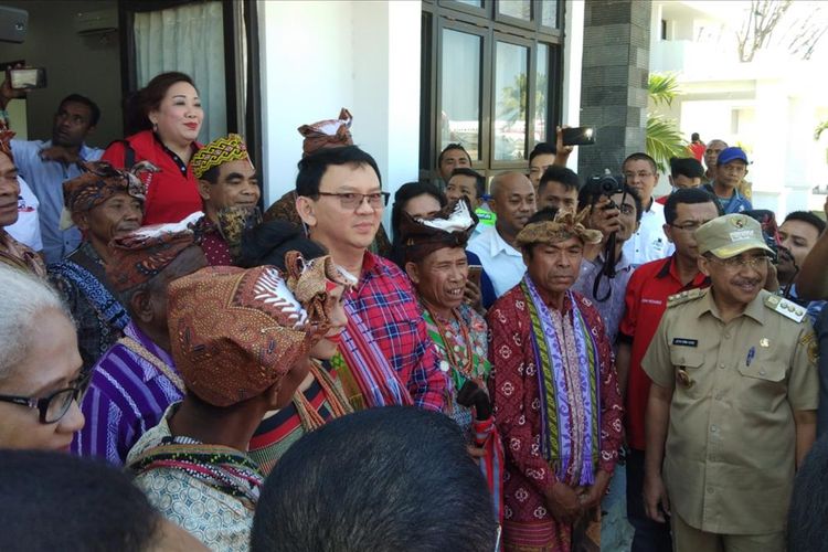 Ahok saat berpose bersama sejumlah tokoh adat yang menyambutnya di Kupang, NTT, Selasa (13/8/2019)