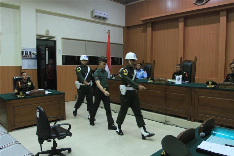 Prada DP ketika dihadirkan di Pengadilan Militer I-04 Palembang terkait kasus pembunuhan serta mutilasi terhadap pacarnya Fera Oktaria, Selasa (13/8/2019).