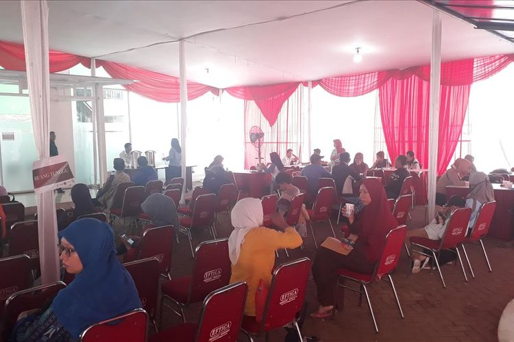 Hari Terakhir Pendaftaran Gelombang Dua Pembelian Rusunami DP Rp 0 Masih Ramai Pemohon di area Rusunami Klapa Village, Pondok Kelapa, Jakarta Timur, Selasa (13/8/2019).