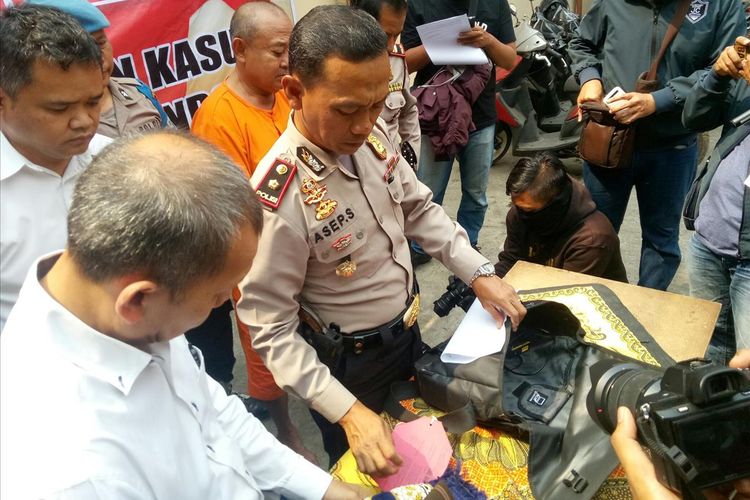 Kapolsek Kiaracondong, Kompol Asep Saepudin memperlihatkan barang bukti yang dicuri kakek bercucu dua di Bandung.