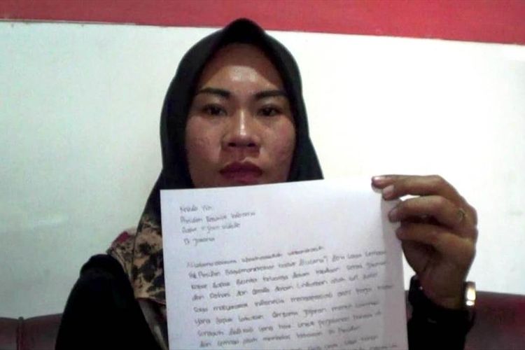 Selpi Lusnawati (27) anak semata wayang TKI Alis Juariah (47) memerlihatkan selembar surat yang ditulis tangan langsung yang ditujukan untuk Presiden RI Jokowi untuk meminta bantuan sang presiden agar membantu memulangkan ibunya yang sudah 21 tahun berada di Arab Saudi.