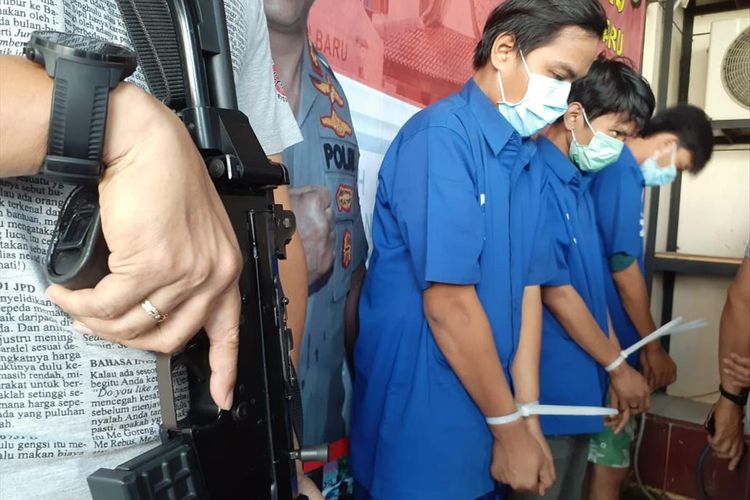 Jajaran Polsek Metro Kebayoran Baru tangkap tiga kurir sabu di kawasan Jakarta Barat dan Jakarta Selatan. Rilis penangkapan dilakukan di Mapolsek Metro Kebayoran Baru, Selasa (13/8/2019)