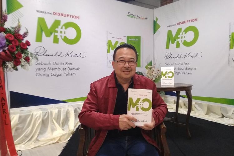 Akademisi dan Praktisi Bisnis Rhenald Kasali dalam peluncuran buku terbarunya #MO di Bekasi, Selasa (13/8/2019).