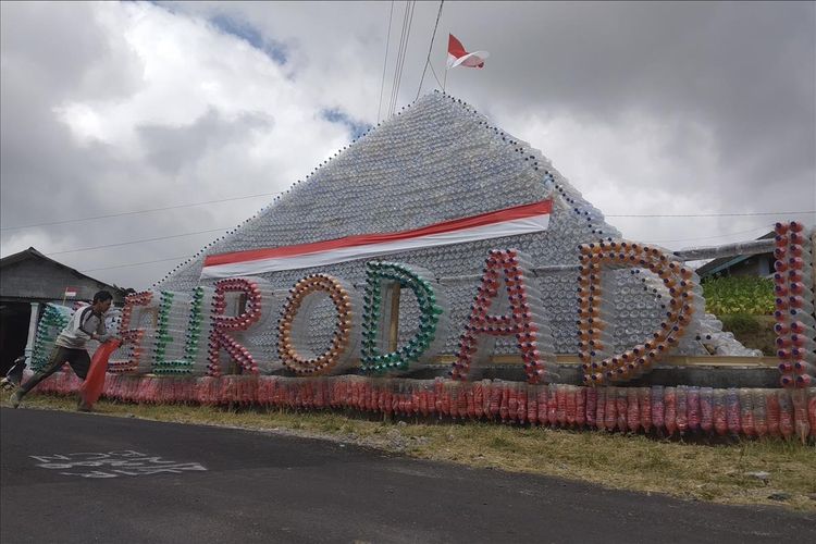 Piramida dari bahan botol plastik bekas berdiri di jalan Dukuh Surodadi, Desa Tarubatang, Kecamatan Selo, Kabupaten Boyolali, Jawa Tengah, Selasa (13/8/2019).