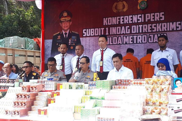 Konferensi pers kasus penyelundupan barang ilegal seperti kosmetik, obat-obatan, bahan pangan, dan produk elektronik yang berasal dari Republik Rakyat Tiongkok (RRT). Foto diambil di Polda Metro Jaya, Jakarta Selatan, Rabu (14/8/2019).