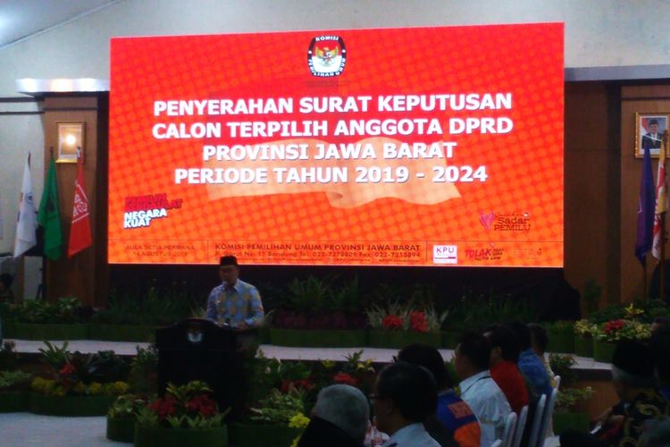 Gubernur Jawa Barat Ridwan Kamil memberikan sambutan di Kantor KPU Jawa Barat dalam kegiatan penyerahan SK anggota DPRD Jawa Barat terpilih 2019-2024.