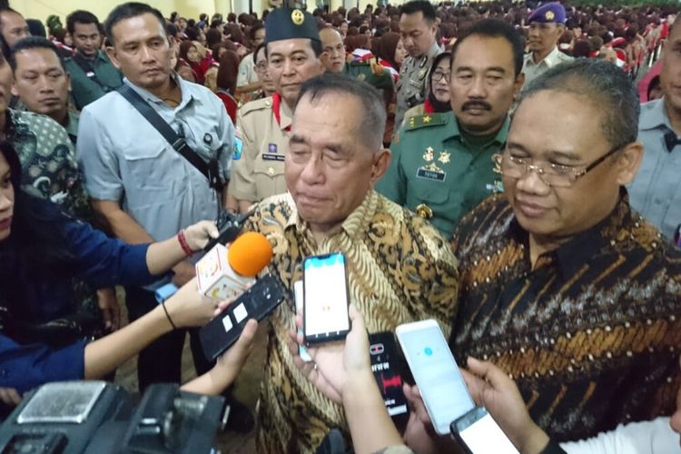 Menteri Pertahanan Ryamizard Ryacudu menjawab pertanyaan wartawan usai mengisi kuliah tamu di Universitas Pembangunan Nasional (UPN) Veteran, Surabaya, Rabu (14/8/2019).