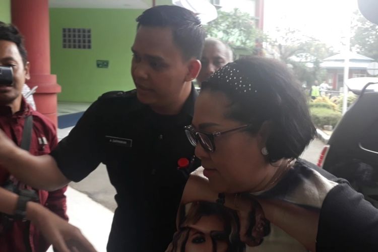 Komedian Nunung tiba di Rumah Sakit Ketergantungan Obat (RSKO), Cibubur, Jakarta Timur untuk jalani rehabilitasi, Rabu (14/8/2019).