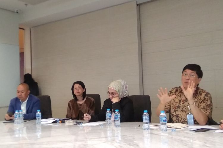 Direktur Utama Bank BTPN Ongky Wanadjati Dana (kanan) dalam konferensi pers paparan kinerja keuangan Bank BTPN semester I 2019 di Jakarta, Rabu (14/8/2019)