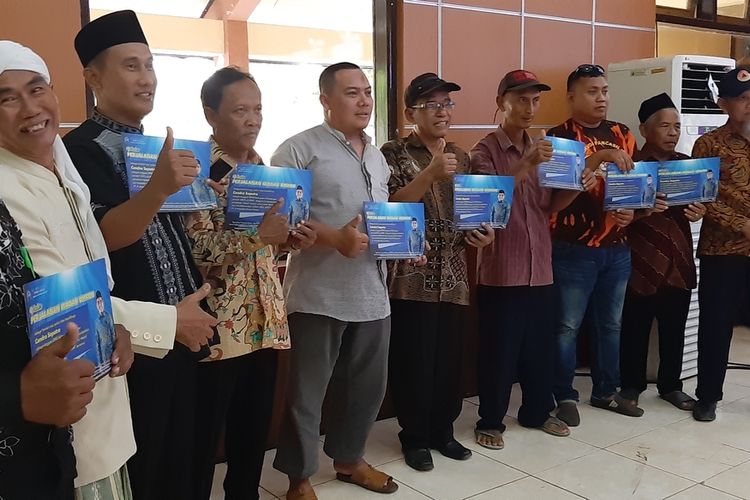 Warga yang mendapat hadiah umroh dari Pasutri anggota DPRD Kab Pekalongan Candra Saputra dan Shinanta.