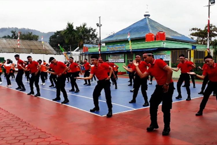 Ratusan warga Binaan dan Pegawai Lapas Kota Palopo, Sulawesi Selatan, mengikuti Tarian Kolosal 'Indonesia Bekerja, Indonesia Jaya' di halaman Lapas Kota Palopo, Kamis (15/08/2019)