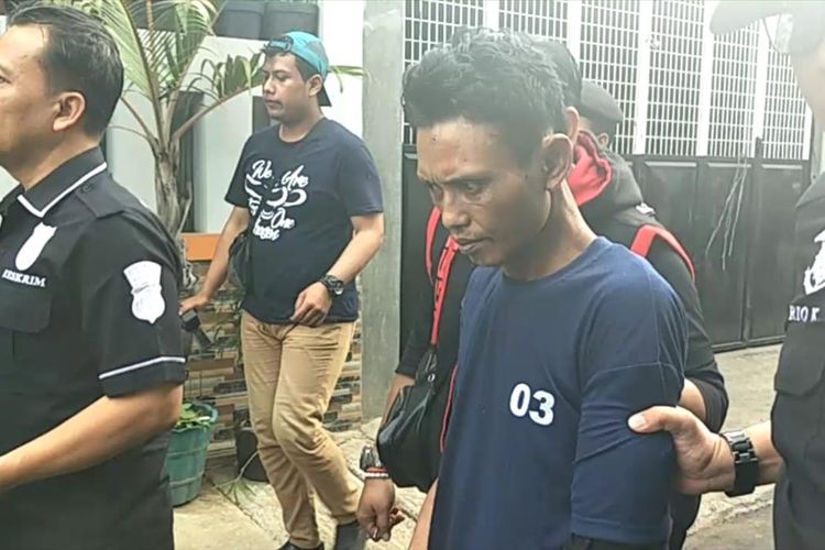 Jumharyoni yang bunuh istrinua di rumah kontrakannya, Jalan Dukuh V, Kramat Jati, Jakarta Timur jalani rekonstruksi, Kamis (15/8/2019).