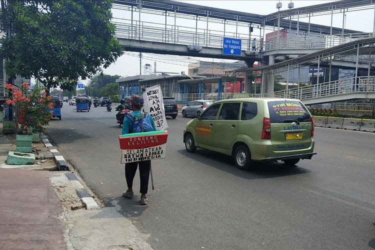 Samsudin (47), pendongeng keliling asal Indramayu, Jawa Barat sepekan berjalan kaki hingga Jakarta untuk bertemu dengan Presiden RI Joko Widodo, Kamis (15/8/2019). Ia membutuhkan bantuan dana agar putri semata wayangnya bisa bersekolah.