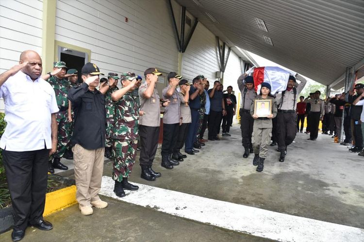Pelepasan Jenazah Brigadir  Anumerta Hedar di Bandara Moses Kilangin, Kabupaten Mimika,  Papua (13/08/2019)