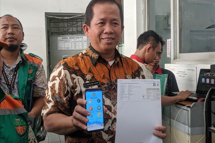 Wakil Walikota Jakarta Utar Ali Maulana Hakim melakukan pengecekkan ke salah satu bengkel yang terdaftar dalam aplikasi E-Uji Emisi di Tanjung Priok, Jakarta Utara