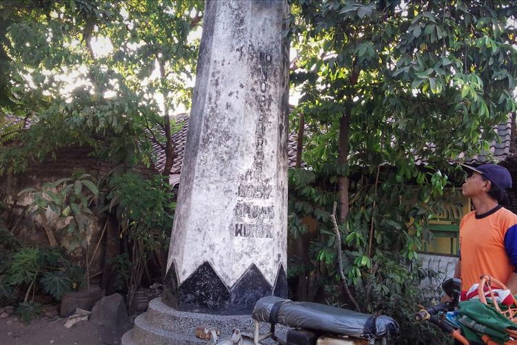 Penampakan (bagian bawah) tugu pahlawan di Desa Kedungrejo, Kecamatan Megaluh, Kabupaten Jombang, Jawa Timur. Tugu tersebut dibangun pada tahun 1957 dan diyakini sebagai monumen untuk mengenang jasa para pejuang dan pahlawan kemerdekaan Indonesia.