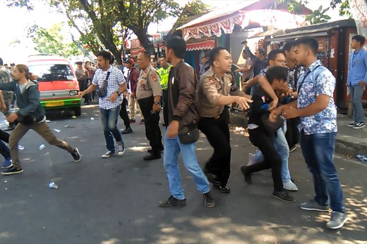 Polisi mengamankan seorang pengunjukrasa dalam aksi yang berujung ricuh di depan kantor Bupati Cianjur, Kamis (15/08/2019). Dalam aksi tersebut empat orang anggota polisi terluka karena mengalami luka bakar serius.