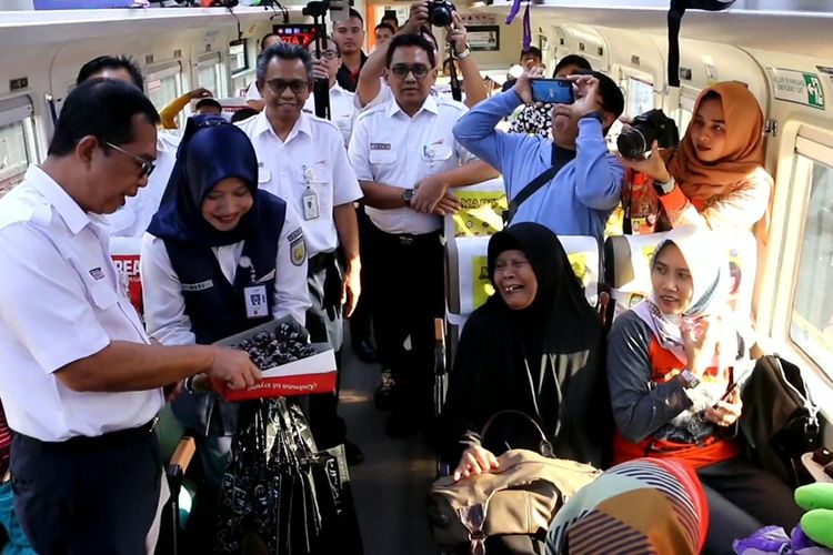 Tamsil Nurhamedi, Vice President PT KAI Daop III Cirebon, bersama jajaran, membagikan kue dan kaos kepada sejumlah  penumpang pada awal pengoperasian KA Argo Cheribon atau GoCher, Jumat (16/8/2019).