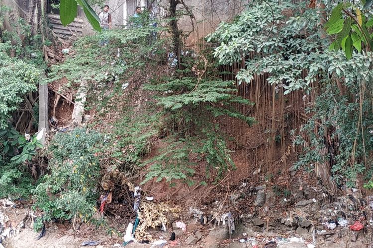Bagian belakang bangunan yang ditempati Pierre miring karena tanahnya terkikis derasnya alirna air kali Ciliwung, Jumat (16/8/2019)