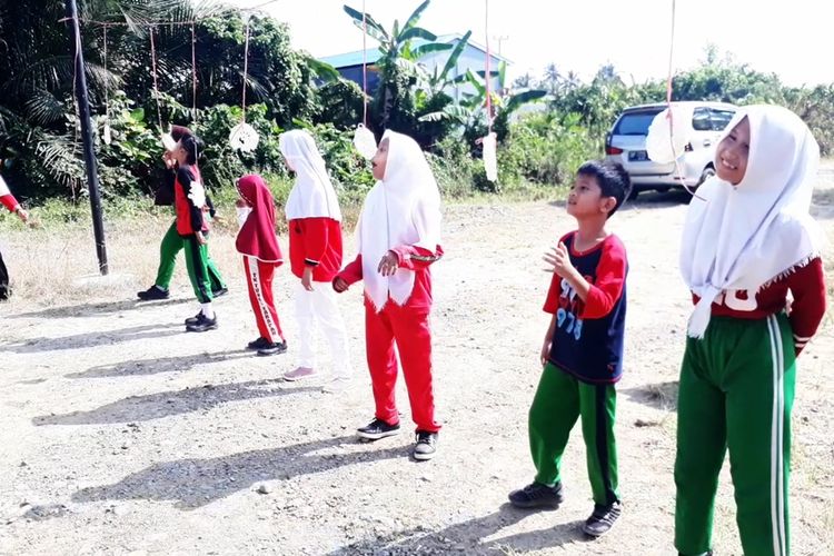 Pelajar penyandang disabilitas SLB Gugus Sehati, Kota Palopo, Sulawesi Selatan, mengikuti lomba makan kerupuk dalam rangka memeriahkan HUT RI ke-74, Jumat (16/08/2019)
