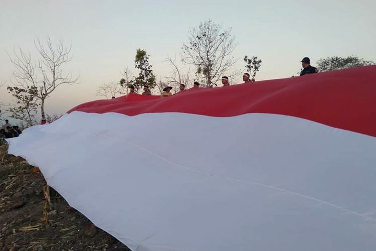 Bendera ukuran 30x4 meter yang berkibar di Gunung Ratu di Desa Sendangrejo, Kecamatan Ngimbang, Lamongan.