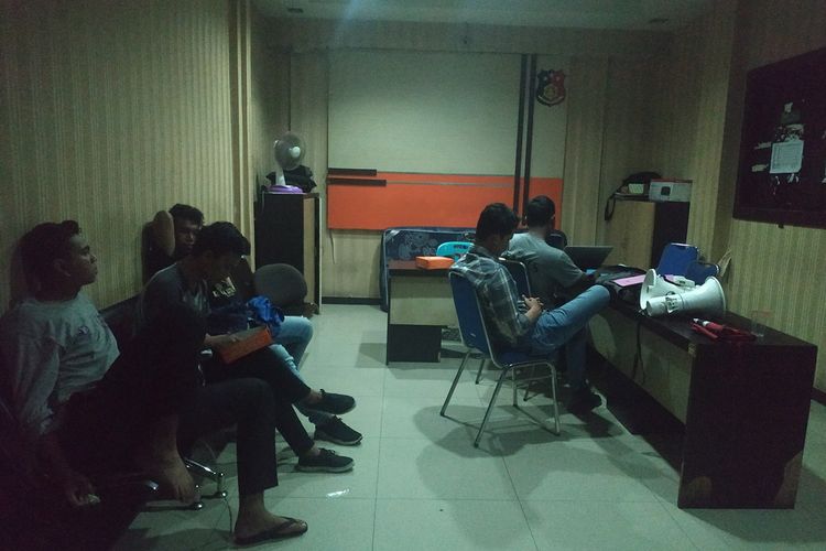 Lima mahasiswa yang distangkap polisi saat menjalani proses Pemeriksaa di Mapolresta Banda Aceh, Jum'at (16/08/2019) dinihari.