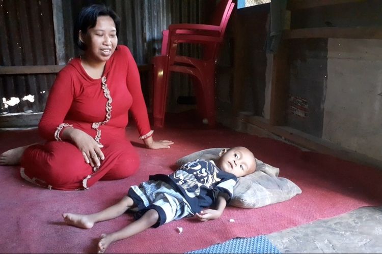 Syarifah saat menemani Ankanya Muhammad Reski 3 Tahun menderita Polio