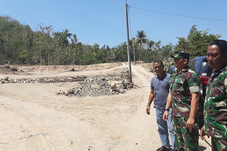 Komandan Kodim 0730/Gunungkidul Letkol Inf Noppy Laksana Armyanto (Topi) Saat Mendatangi Pertambangan Batu di Semin Jumat (16/8/2019)