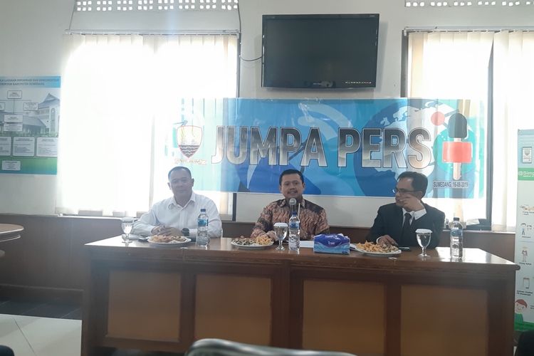 Bupati Sumedang H Dony Ahmad Munir saat jumpa pers di media center IPP Sumedang, Jawa Barat, Jumat (16/8/2019). AAM AMINULLAH/KOMPAS.com