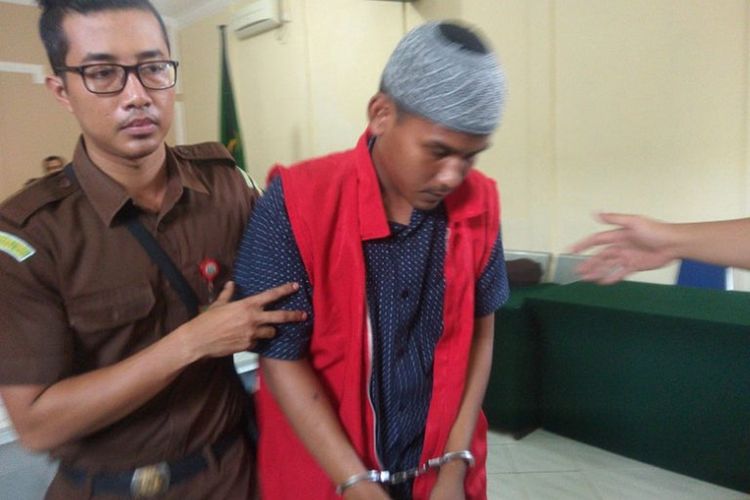 Abdul alias Bedul terdakwa kasus pembunuhan pensiunan TNI AL Arnold Tambunan dituntut 20 tahun penjara oleh jaksa di Pengadilan Negeri Tanjungpinang, Kepuluan Riau, Jumat (16/8/2019).